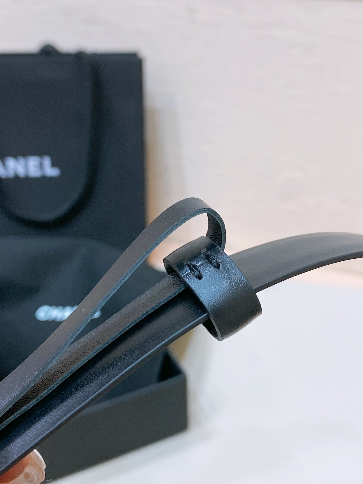 CHANEL BELT 20MM IN BLACK CALFSKIN GOLD HARDWARE ATTACH PEARLS